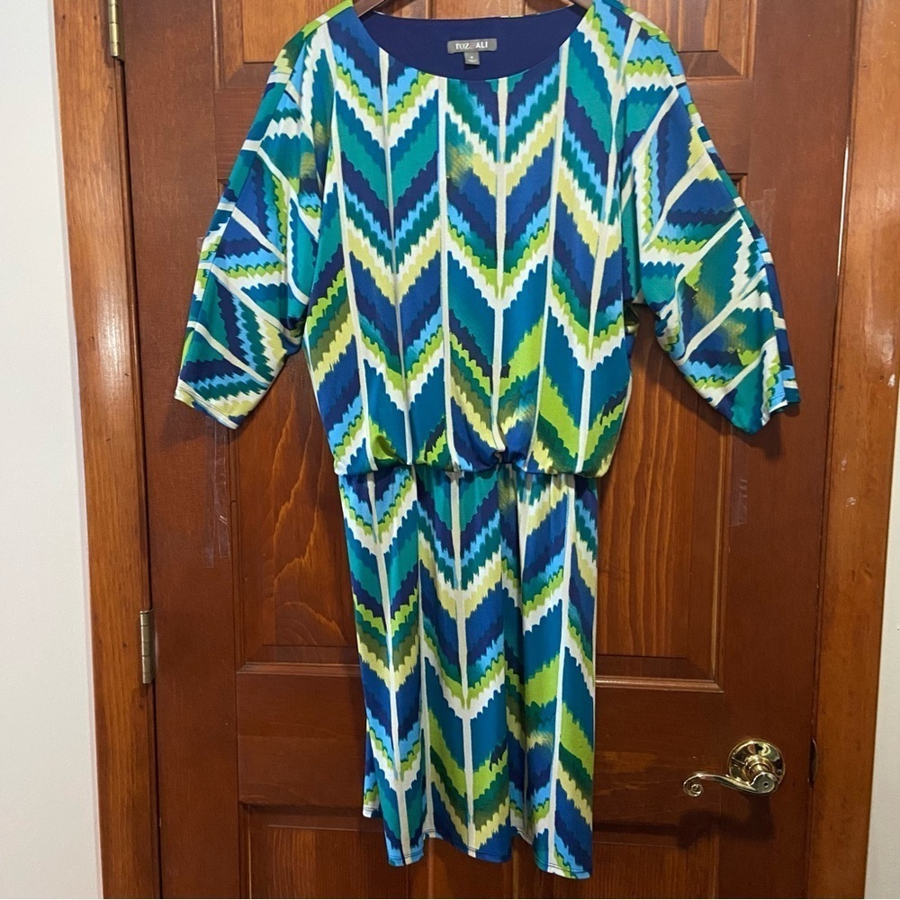 Roz & Ali Chevron Patterned Women’s Dress Blue Green Size 6 - Picture 3 of 8